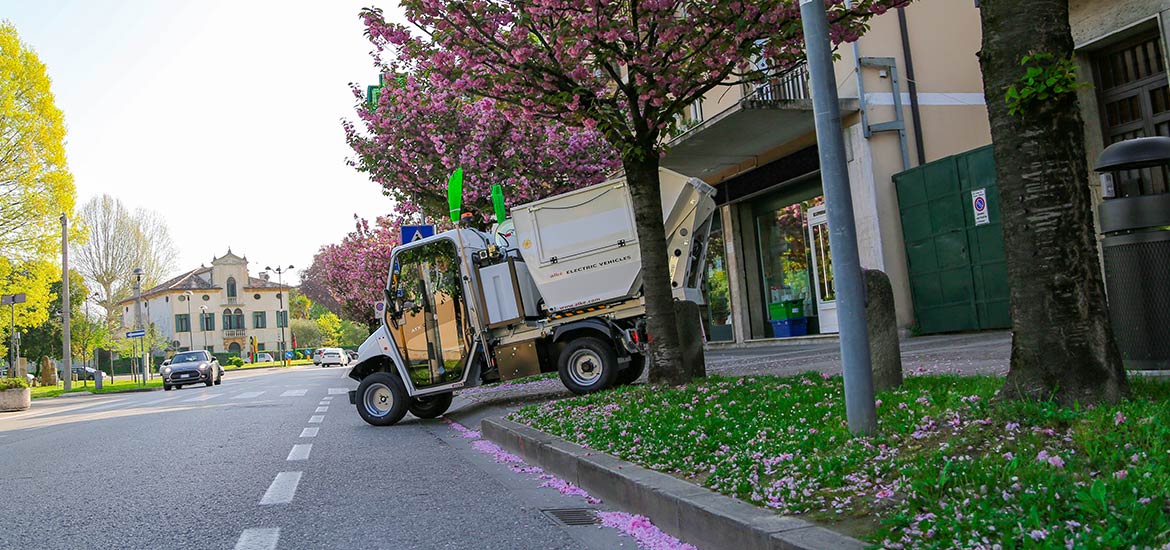 ATX electric vehicles with pressure cleaner and waste collection body ATX electric vehicles with pressure cleaner and waste collection body