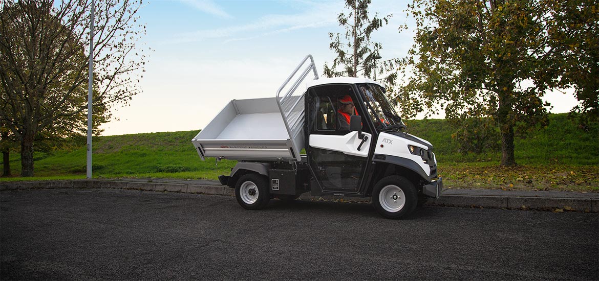 Low-speed vehicle - Approved electric vehicle with tipper Low-speed vehicle - Approved electric vehicle with tipper