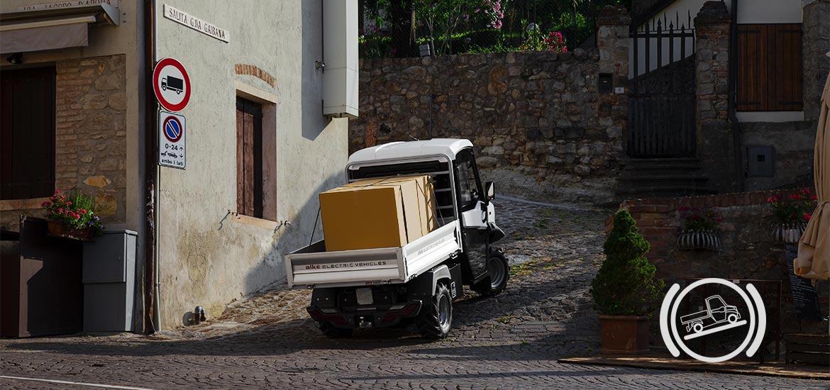Assistance in driving uphill in an electric vehicle