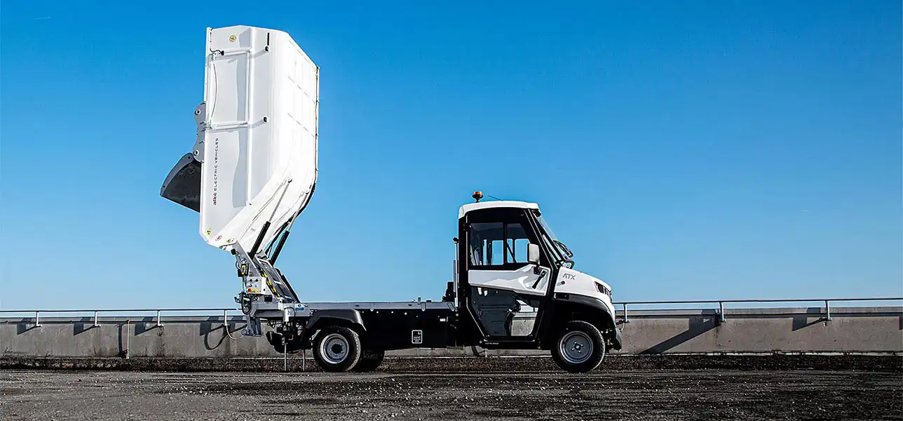 Mini-compactor on electric vehicle for waste collection Alkè