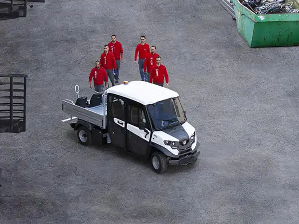 6 seater - Double cab electric vehicle with rear seats kit